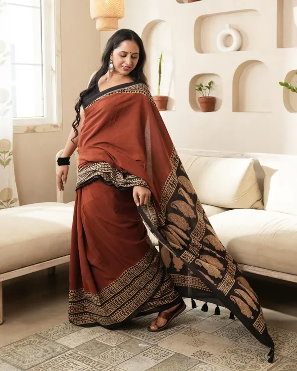 Red_Cotton_Paisley_Border_Print_Mulmul_Saree_For_Women